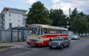 Karosa ŠM 11 pózující s osobním automobilem LADA v zastávce Štěpnice, Zahrádky