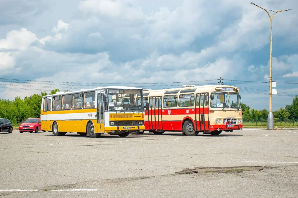 Autobusy Karosa LC 735 a ŠM 11 na parkovišti u konečné Kunovice, LET.