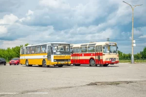 Autobusy Karosa LC 735 a ŠM 11 na parkovišti u konečné Kunovice, LET.
