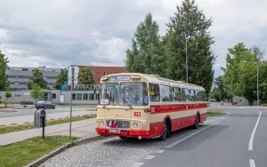 Karosa ŠM 11 stojící v zastávce u nemocnice v Uherském Hradišti