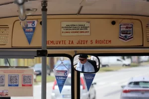 Pohled do interiéru Karosy ŠM 11, na dobovou výzdobu