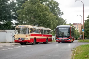 Karosa ŠM 11, kterou v zastávce Štěpnice, Zahrádky předjíždí zbrusunový elektrobus MAN Lion's City 10 E