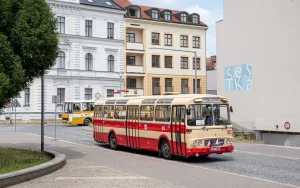 Autobusy Karosa ŠM 11 a LC 735 u základní školy UNESCO - přejíždějí z Hradební ulice na ulici Svatováclavskou