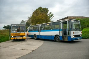 Karosy LC 735 a C 734 stojí vedle sebe na placu.