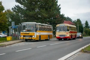 Vůz LC 735 je předjížděn vozem ŠM 11 v autobusové zastávce.