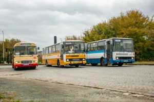 Autobusy (zleva) ŠM 11, LC 735 a C 734, pózují na parkovišti u vlakového nádraží v Čejči.